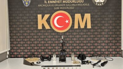 Afyonkarahisar İl Emniyet Müdürlüğü görevlileri, şüphe üzerinde durdurulan bir aracın