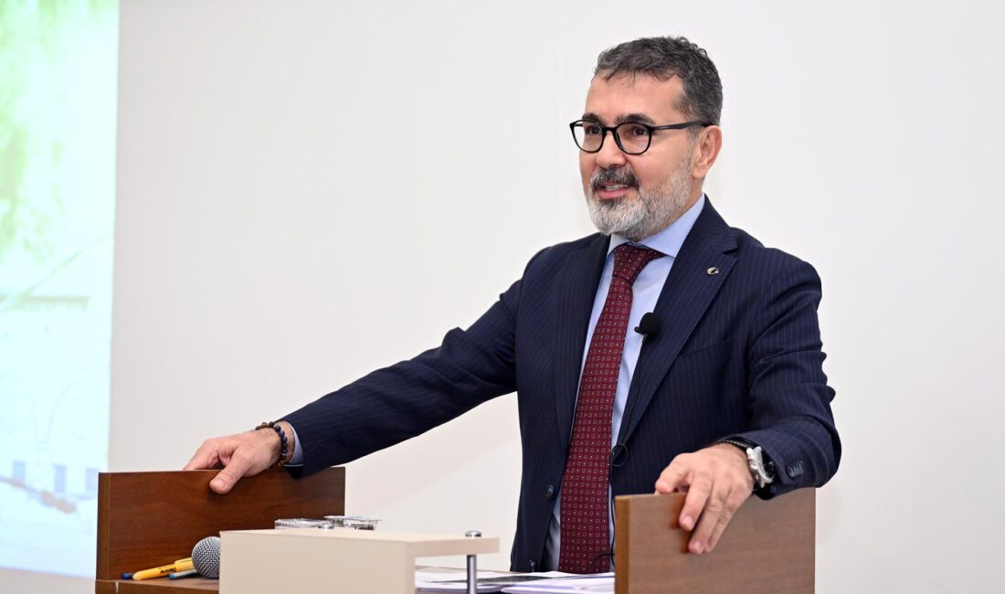 Prof. Dr. Kılıç: Merak insanın kendini geliştirmesinde en önemli motivasyon Adalet Bakanlığı Müşaviri Prof. Dr. Kılıç, AKÜ Hukuk Fakültesi'nin akademik