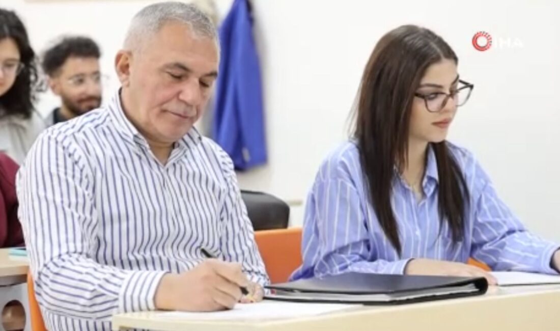 58 yaşındaki dede, 18 yaşındaki torunuyla aynı üniversitede okuyor Aksaray’da üniversite çağında imkansızlıklardan dolayı üniversite okuyamayıp 55 yaşında üniversite