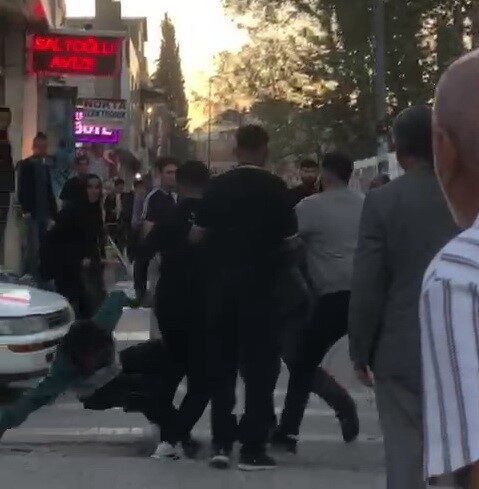 Adıyaman’da iki grup arasında çıkan kavga çevredeki vatandaşların müdahalesiyle sonlandı.