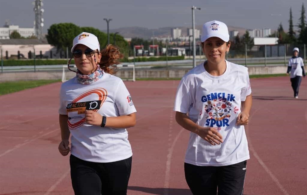 Balıkesir’de yüzlerce genç sağlıklı yaşam için spor yaptı Gençlik ve Spor Bakanlığı ile Herkes İçin Spor Federasyonu tarafından