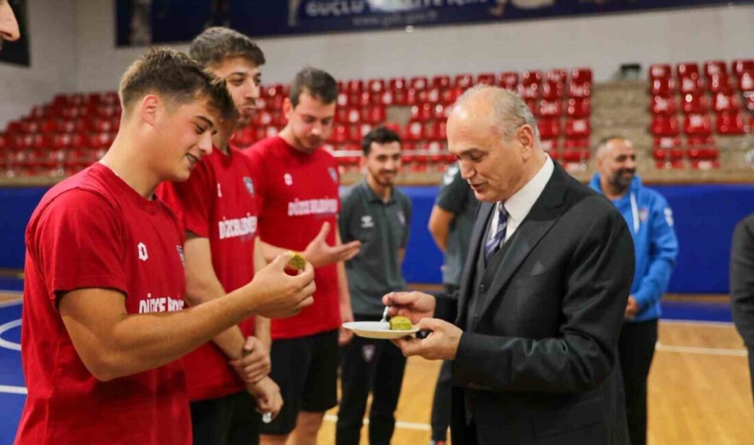 Başkan Faruk Özlü’den voleybolculara baklava ikramı Düzce Belediye Başkanı Dr. Faruk Özlü, Düzce Belediyesi Spor Akademisi