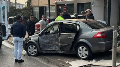 Bursa’nın İnegöl ilçesinde meydana gelen kazada kontrolden çıkan otomobil beton