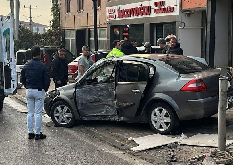 Bursa’nın İnegöl ilçesinde meydana gelen kazada kontrolden çıkan otomobil beton
