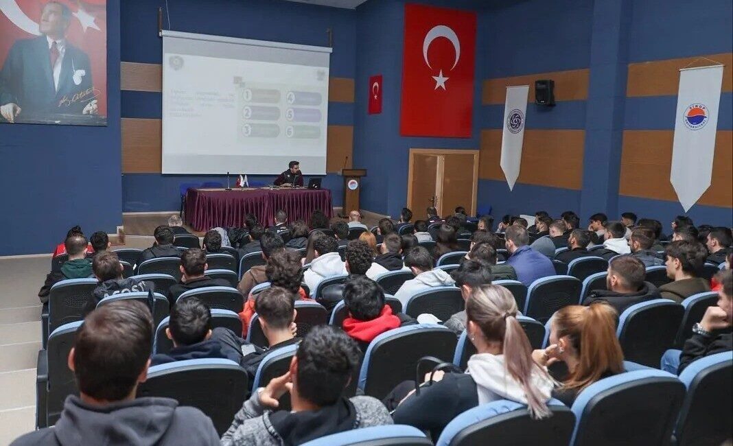Sinop’ta yürütülen “Gençlik ve Güvenli Gelecek Projesi” kapsamında öğrencilere yönelik