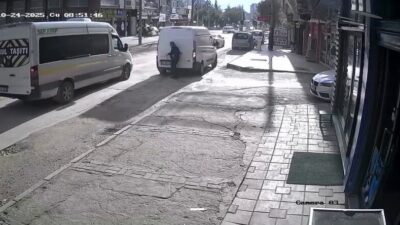 Bursa’nın Nilüfer ilçesinde, aracını park halinden çıkarmaya çalışan sürücü, cadde