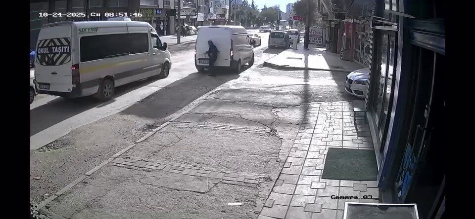 Bursa’nın Nilüfer ilçesinde, aracını park halinden çıkarmaya çalışan sürücü, cadde