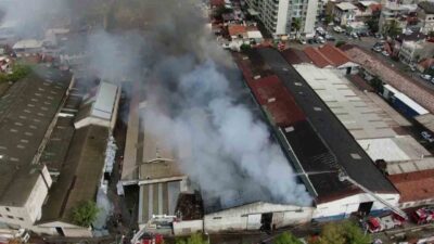 İzmir’in Bornova ilçesinde bulunan bir depoda çıkan yangın itfaiye ekiplerinin