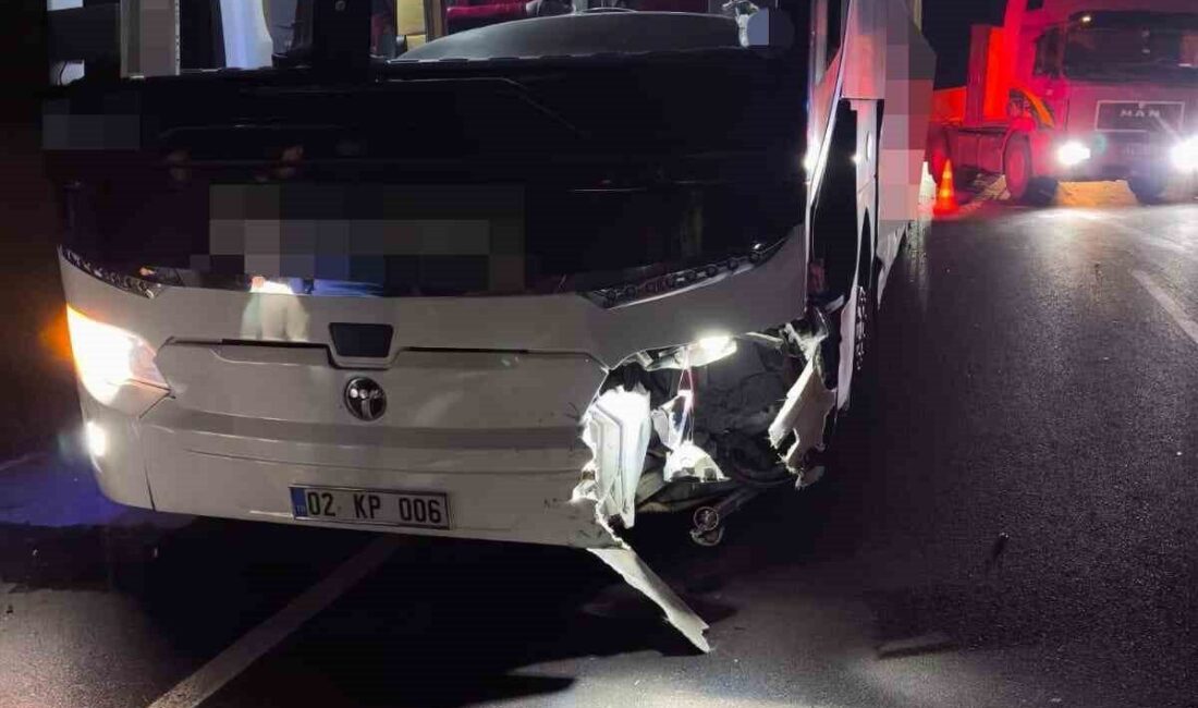 Kontrolden çıkan otomobil karşı şeride geçerek yolcu otobüsüne çarptı: 1 ölü Isparta’nın Şarkikaraağaç ilçesinde kontrolden çıkan otomobilin karşı şeride geçerek yolcu