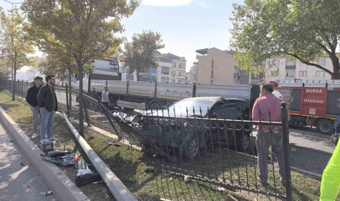 Bursa’nın İnegöl ilçesinde makas atmaya kalkan otomobil, aydınlatma direğine, ağaca
