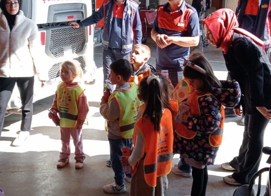 Minik Eller’den İtfaiye Haftası’da anlamlı ziyaret Afyonkarahisar’da faaliyet gösteren Özel Minik Eller Anaokulu öğrencileri ve öğretmenleri,