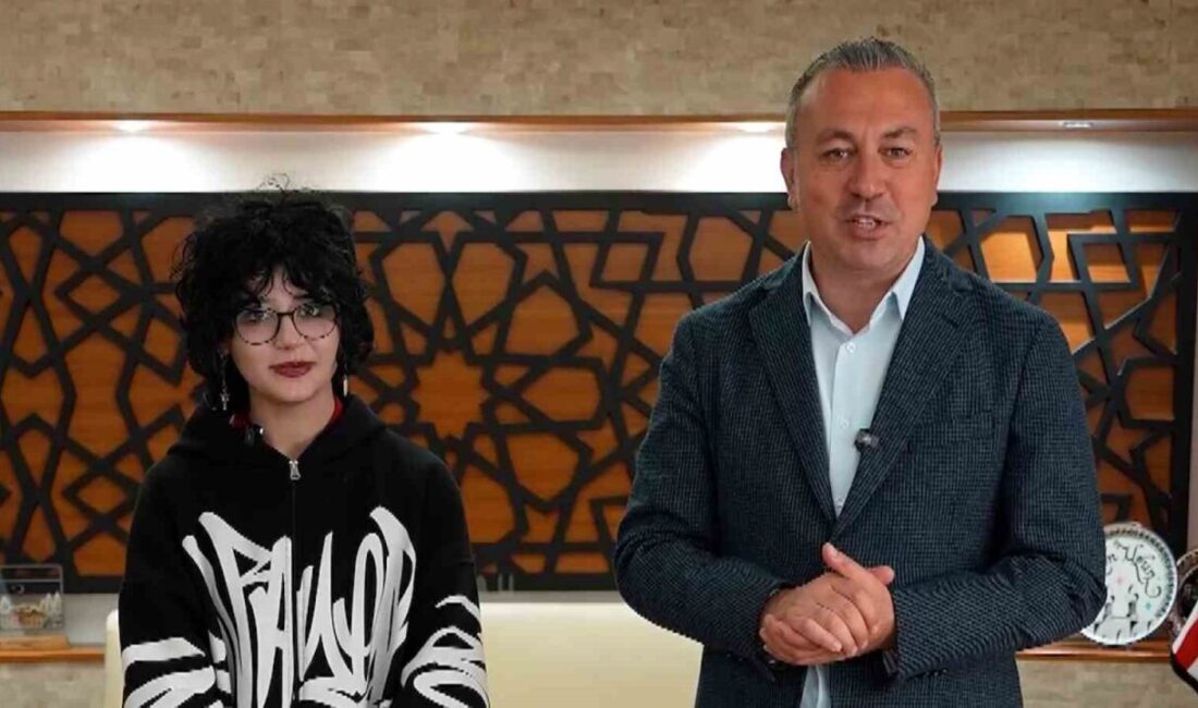 Sivas’ta genç bir kızın akıllı durak kabininin üzerine şekiller çizmesi