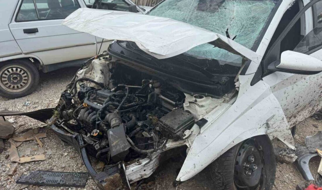 Denizli’de gece saatlerinde meydana gelen kazada süratle kavşağa giren otomobil,
