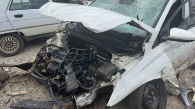 Denizli’de gece saatlerinde meydana gelen kazada süratle kavşağa giren otomobil,
