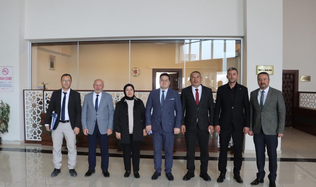 Afyon’da düzenlenen 'Sahipsiz Hayvanları Koruma Birliği Encümen Toplantısı'nda bir araya