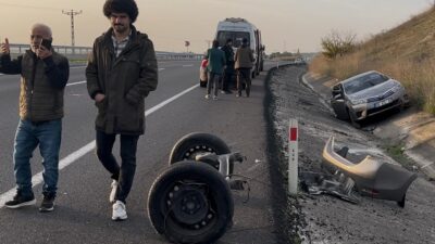 Tekirdağ Çorlu’da ters yönde seyreden bir otomobille kafa kafaya çarpışıp