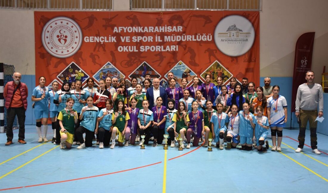 Afyonkarahisar’da gerçekleştirilen Okul Sporları Yıldız Kızlar Hentbol Müsabakaları büyük heyecana