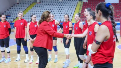 Afyonkarahisar Belediye Başkanı Burcu Köksal, kentin voleybol takımı Zaferin Sultanları