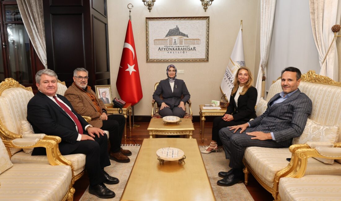 Afyonkarahisar Valisi Kübra Güran Yiğitbaşı basın temsilcilerini makamında kabul etti