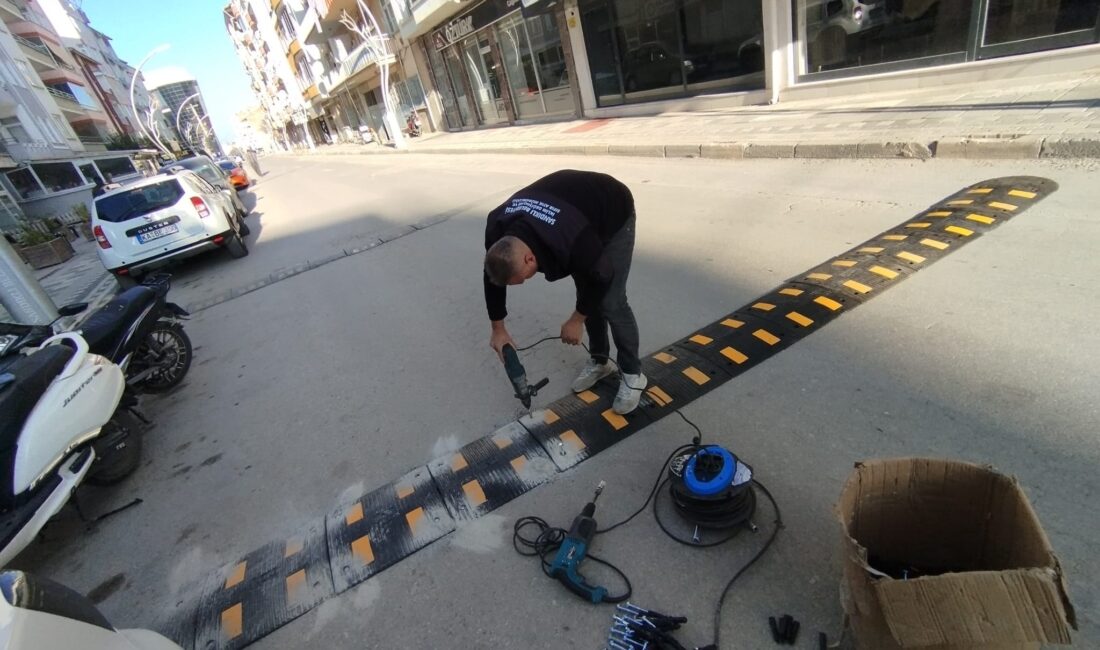 Sandıklı Belediyesi, ilçe genelinde trafik güvenliğini artırmaya yönelik çalışmalarını sürdürüyor.