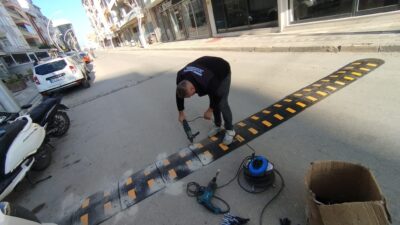 Sandıklı Belediyesi, ilçe genelinde trafik güvenliğini artırmaya yönelik çalışmalarını sürdürüyor.