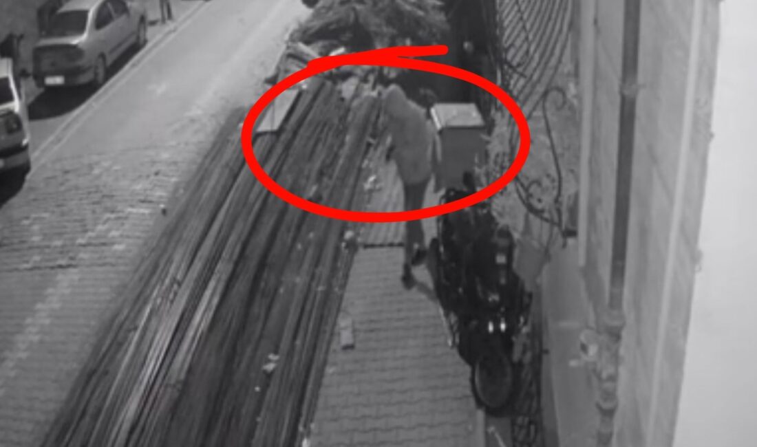 Esenyurt’ta bir adrese sipariş teslim etmek için giden motokuryenin pos