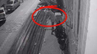 Esenyurt’ta bir adrese sipariş teslim etmek için giden motokuryenin pos