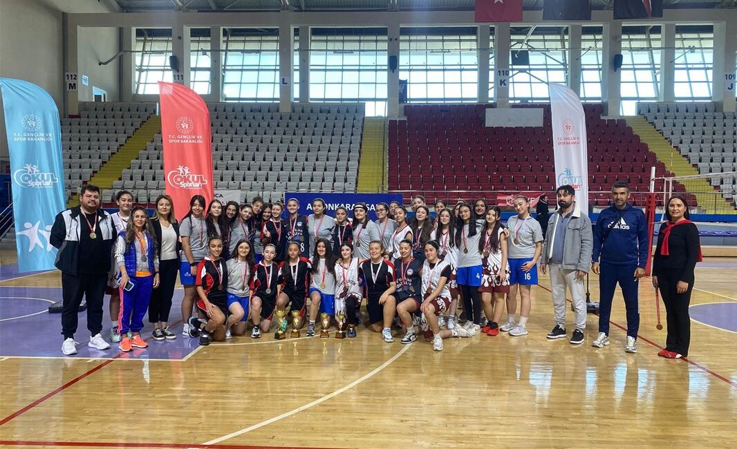 Afyonkarahisar’da gerçekleştirilen Voleybol Yıldız Erkekler ve Basketbol Genç Kızlar müsabakaları,