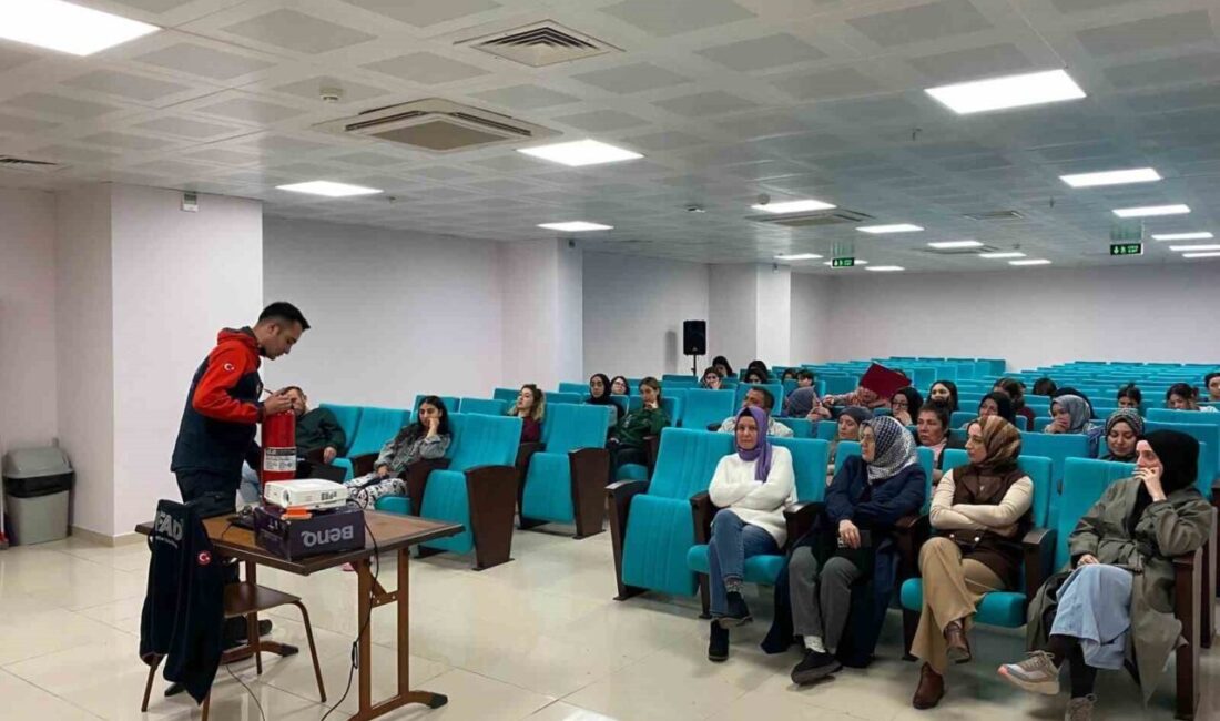Afyonkarahisar İl Afet ve Acil Durum Müdürlüğü (AFAD) ekipleri kız