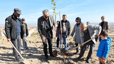 Afyonkarahisar Belediyesi, hayırsever vatandaşların katkılarıyla kent genelinde yürütülen fidan dikim