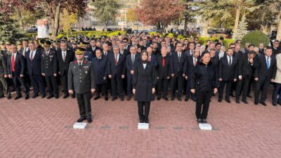 Afyonkarahisar’da 10 Kasım Atatürk’ü Anma Günü dolayısıyla düzenlenen törende, kent