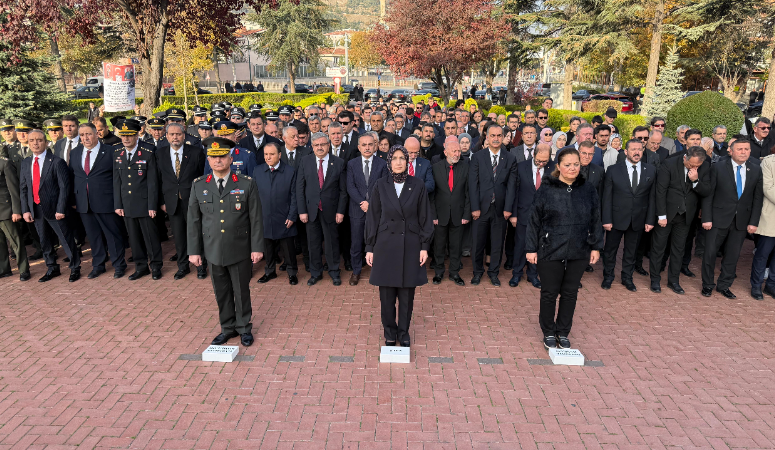 Afyonkarahisar’da 10 Kasım Atatürk’ü Anma Günü dolayısıyla düzenlenen törende, kent