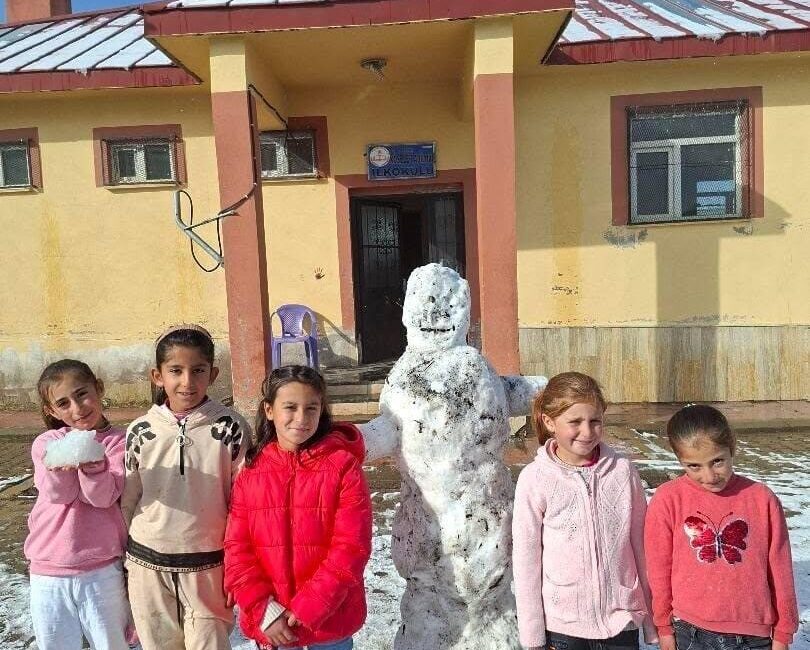 Ağrı’nın Patnos ilçesinin yüksek kesimlerinde etkili olan kar yağışının ardından,