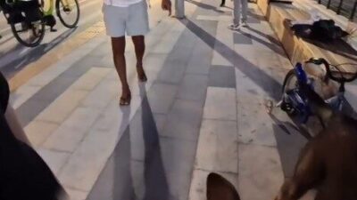 Antalya’nın Alanya ilçesinde bankta köpeğiyle oturan yerleşik yabancı bir kız,