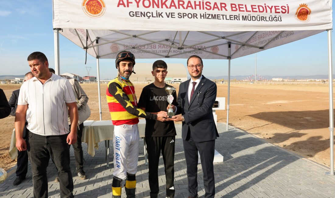 Afyonkarahisar’da “Dört Nal At Yarışları Cumhuriyet Koşusu” coşkusu Cumhuriyet’in 102. yılı kutlamaları kapsamında ilk kez düzenlendi Afyonkarahisar’da Cumhuriyet’in 102. yılı dolayısıyla bu yıl ilk kez düzenlenen