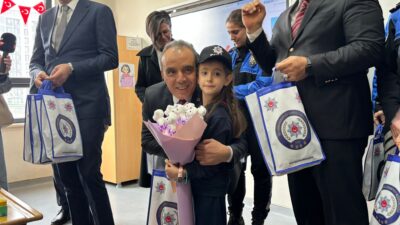 Afyonkarahisar Kocaşaban İlkokulu öğrencilerinden Defne Savrık, sınıf başkanlığı seçiminde verdiği