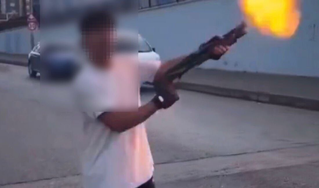 Gaziantep’te 18 yaşından küçük olduğu öğrenilen 3 şahıs, ellerindeki pompalı