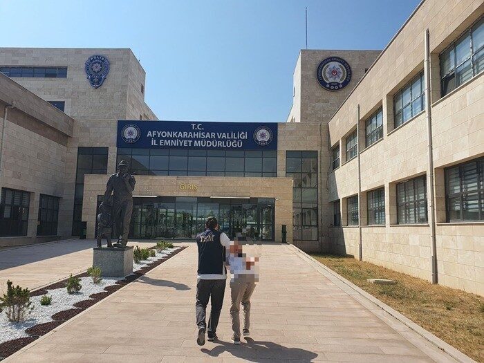 Yurt dışına kaçmaya çalışırken yakalanan ve 2 yıl hapis cezasıyla