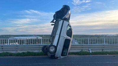 Tekirdağ-Kırklareli yolunda kontrolden çıkan araç bariyerlere çarptı. Aracın dik şekilde