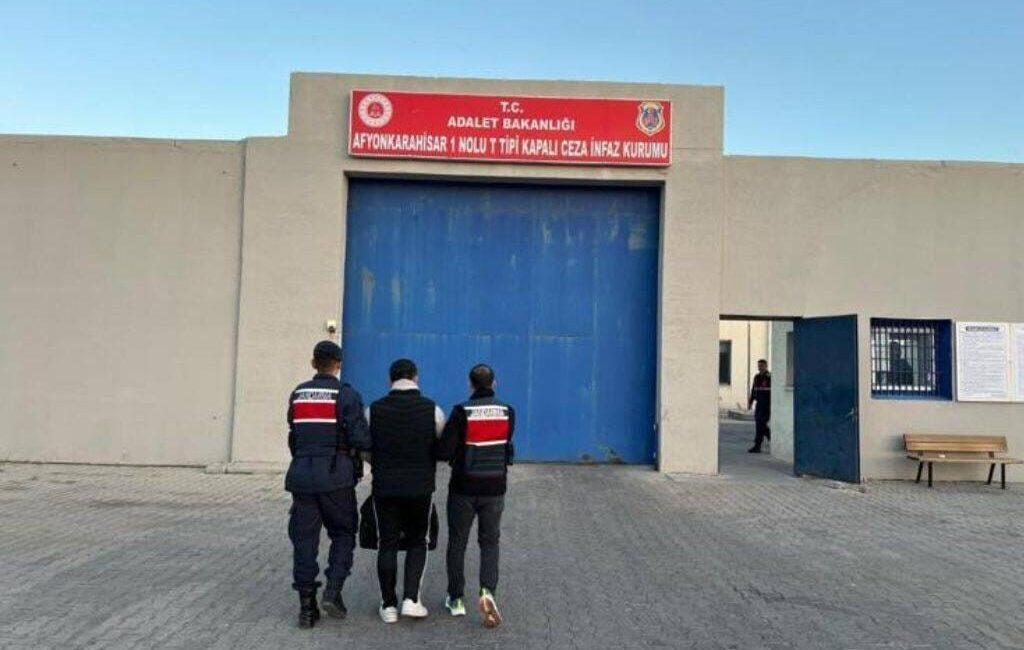 Afyonkarahisar’da Jandarma tarafından torbacılara yönelik yapılan operasyonda gözaltına alınan bir