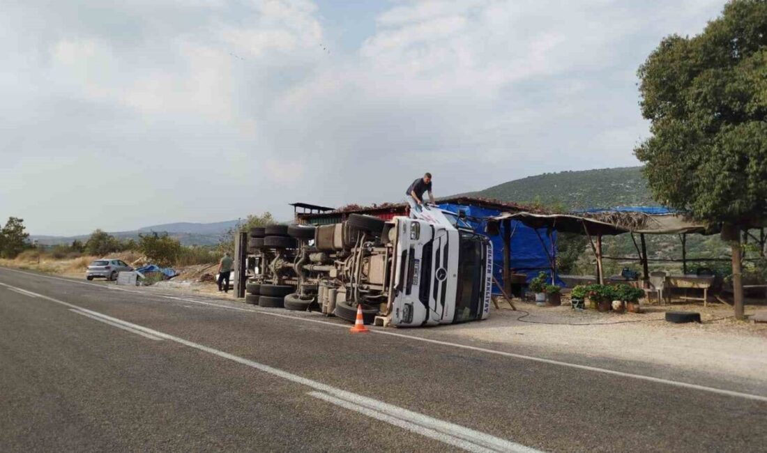Mersin’in Tarsus ilçesinde kamyon devrildi, sürücü yara almadan kurtuldu.