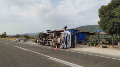 Mersin’in Tarsus ilçesinde kamyon devrildi, sürücü yara almadan kurtuldu.