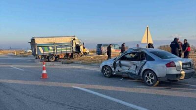 Afyonkarahisar’da kamyonet ile otomobilin çarpışması sonucu meydana gelen trafik kazasında