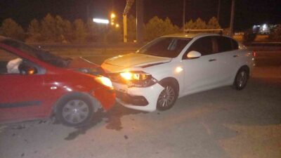 Afyonkarahisar’da kontrolden çıkan otomobilin polis aracına çarptığı kazada 1’i polis