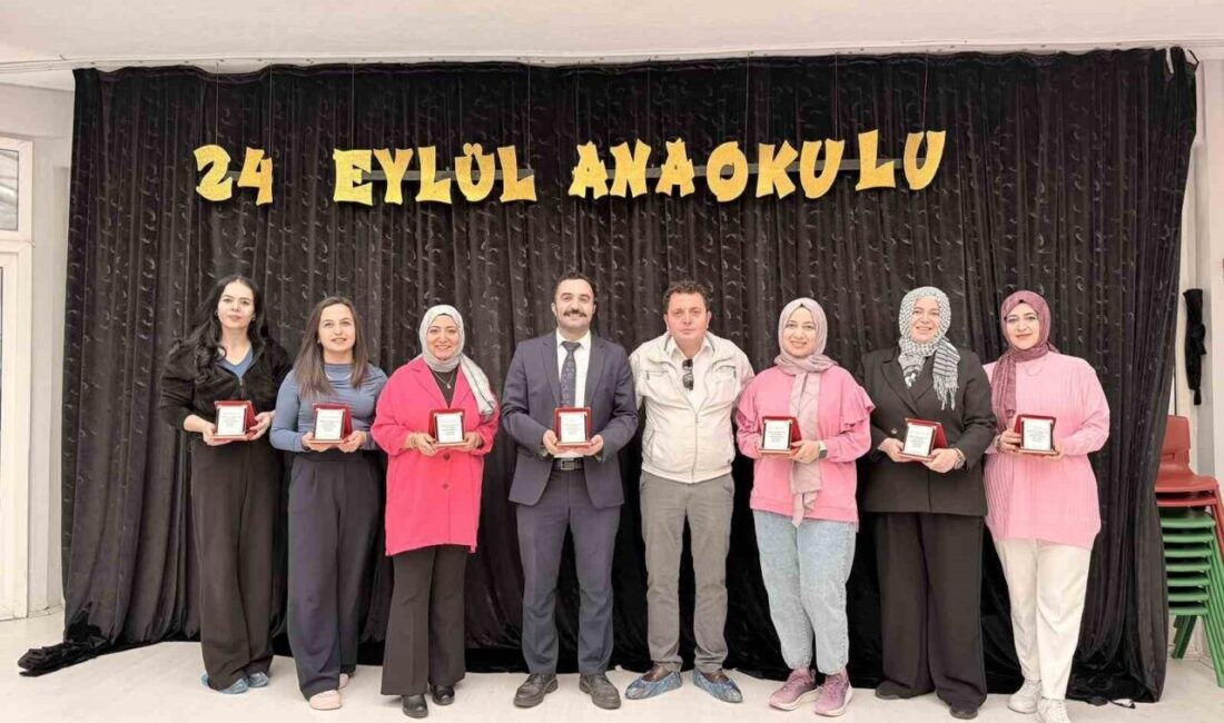 Afyonkarahisar’da 24 Kasım Öğretmenler Günü dolayısıyla muhtar mahallesindeki okullarda görev