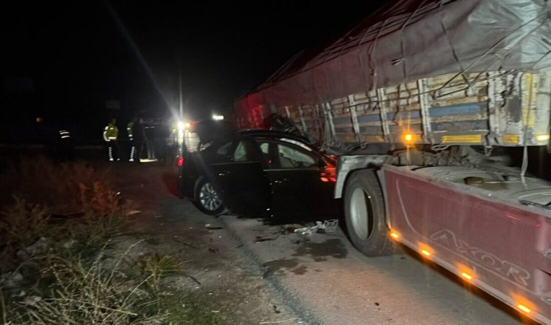 Afyonkarahisar’da otomobilin tırla çarptığı feci kazada 2 kişi öldü, 2