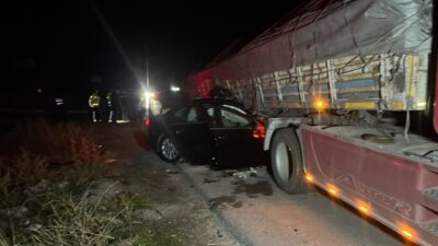Afyonkarahisar’da otomobilin tırla çarptığı feci kazada 2 kişi öldü, 2