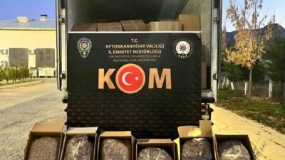 Afyonkarahisar’da polis tarafından durdurulan bir kamyonette yaklaşık 3 ton kaçak