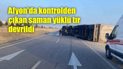 Afyonkarahisar’da kontrolden çıkan saman yüklü tır yol ortasına devrilirken kazada