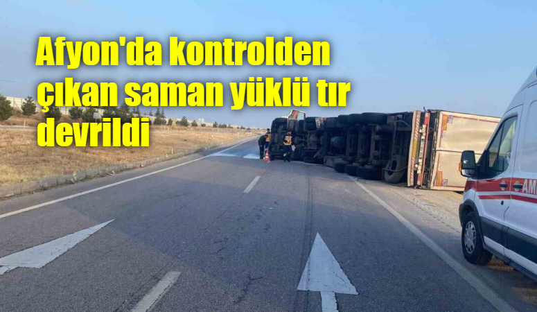 Afyonkarahisar’da kontrolden çıkan saman yüklü tır yol ortasına devrilirken kazada